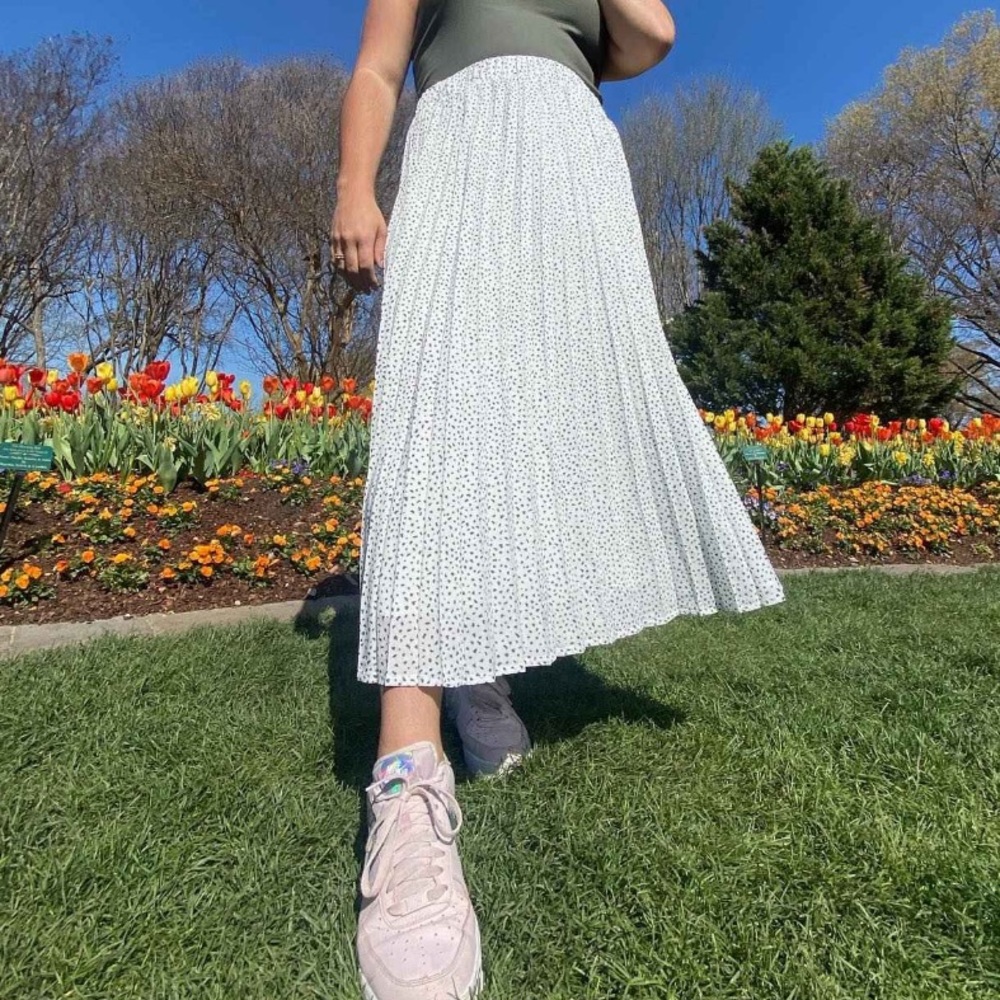 Women’s pleated white/gray dot skirt: sz medium